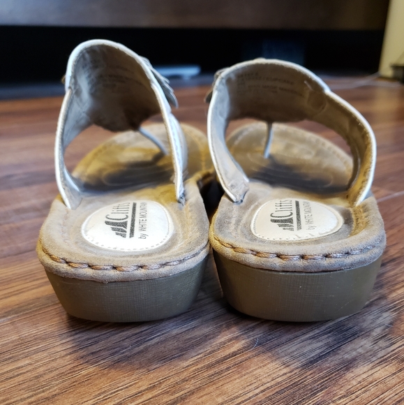 Free with bundle.gorgeous Offwhite Flower flipflops - Picture 10 of 11